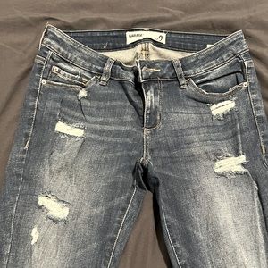 Skinny jeans with holes